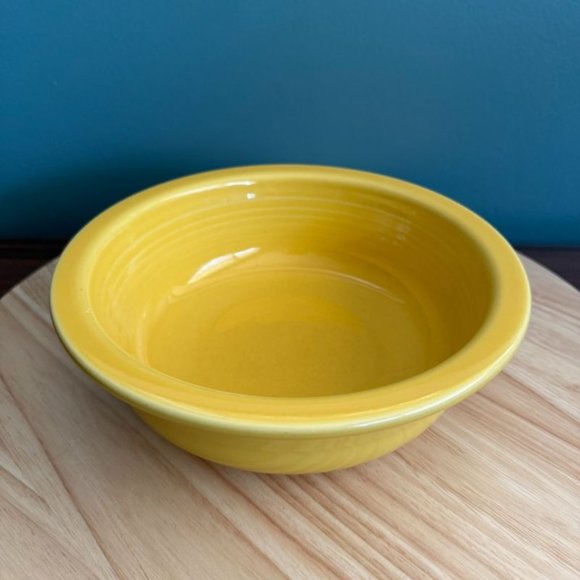 Vintage 90's Fiestaware Yellow 8.5 Inches Ceramic Vegetable Bowl With Glossy Fin - Picture 2 of 10